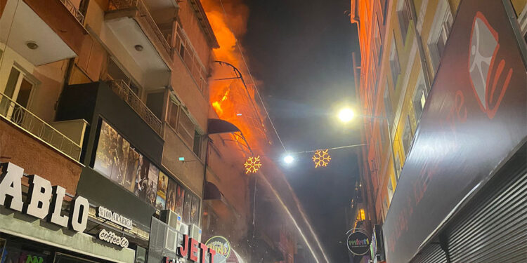 Eğlence merkezinde çıkan yangın söndürüldü