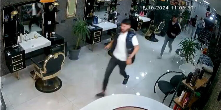 Elazığ'da deprem sırasında kuaför dükkanında panik