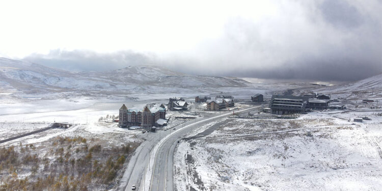 Erciyes Kayak Merkezi'ne mevsimin ilk karı yağdı