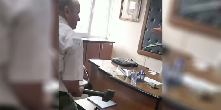 ESHOT garajında makam odasına sendikacıdan balyozlu saldırı