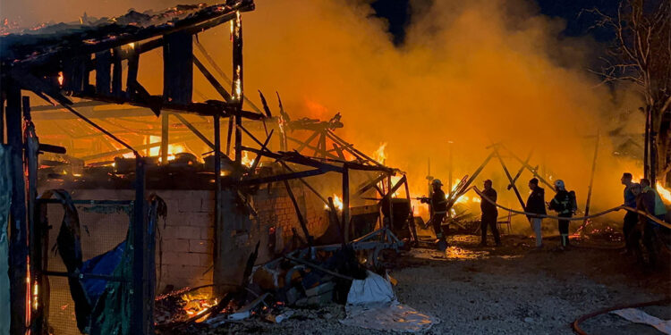 Ev, samanlık, odunluk ve depo yanarak küle döndü