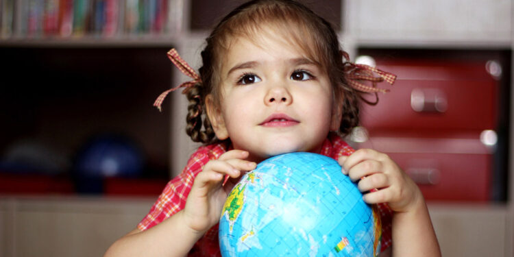 Eğitimsizlik, istismar ve açlık kıskacında kız çocukları