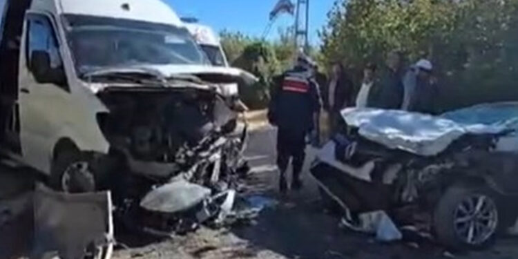 Elazığ'da servis minibüsü ile otomobil çarpıştı; 4 yaralı
