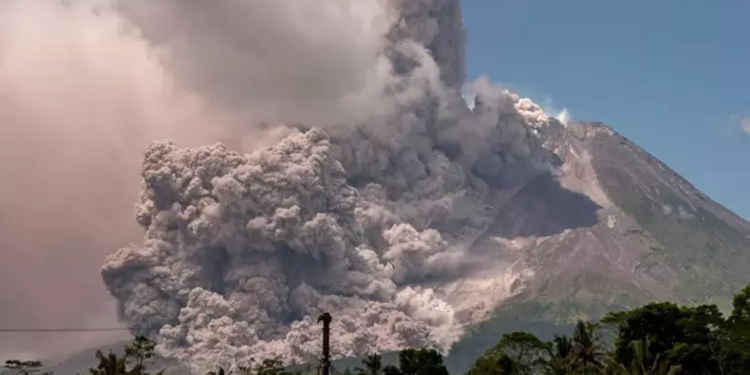 Endonezya'da yanardağ patlaması