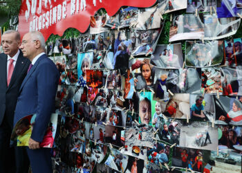 Erdoğan, 'Soykırımın gölgesinde geçen 1 yıl' panosunu inceledi