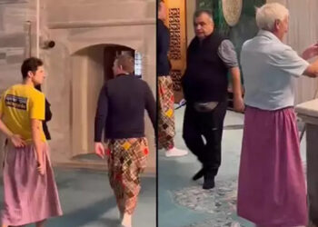 Erkek turistler Bursa’da tarihi Yeşil Cami'yi etek giyip, ziyaret etti