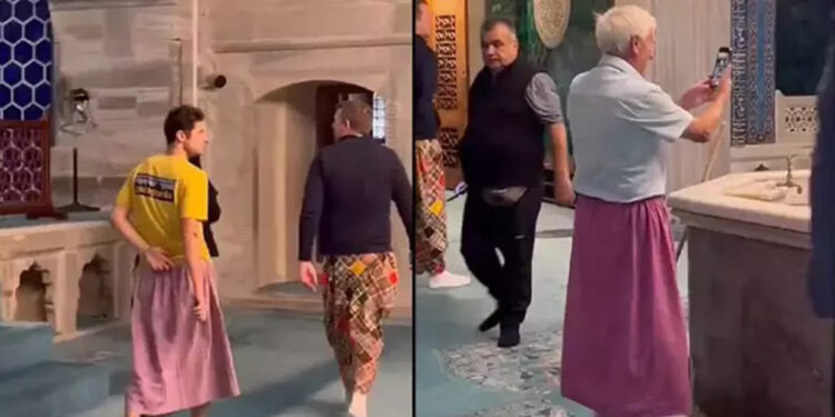 Erkek turistler Bursa’da tarihi Yeşil Cami'yi etek giyip, ziyaret etti