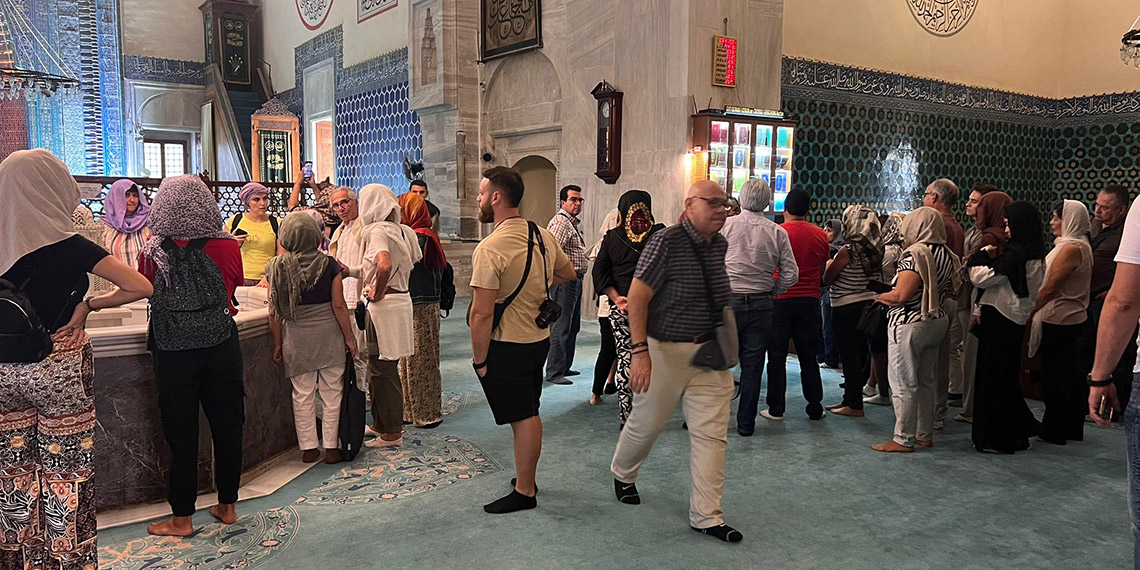 Erkek turistler Bursa’da tarihi Yeşil Cami'yi etek giyip, ziyaret etti