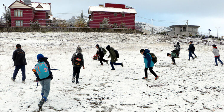 Erzurum'da kar yağışı; yüksek kesimler beyaza büründü