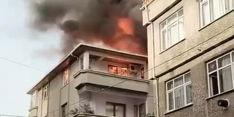 Esenler'de 4 katlı binada yangın