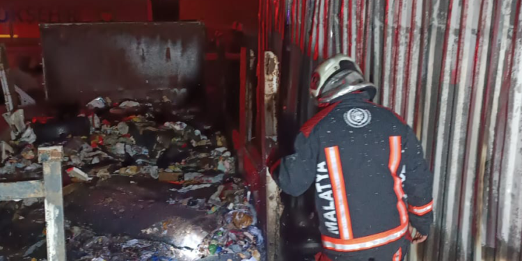 Eşiyle tartışan esnaf, iş yerini ateşe verdi