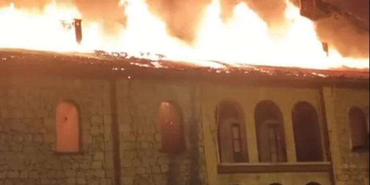 Eski il halk kütüphanesi binasında çıkan yangın, söndürüldü