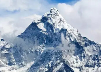 Everest Dağı'nda bulunan botun gizemi araştırılıyor