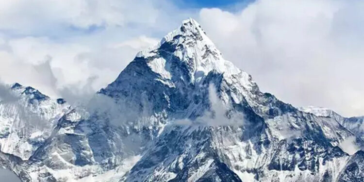 Everest Dağı'nda bulunan botun gizemi araştırılıyor