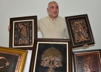 Evinde yaptığı padişah tuğralarını sergilemek istiyor