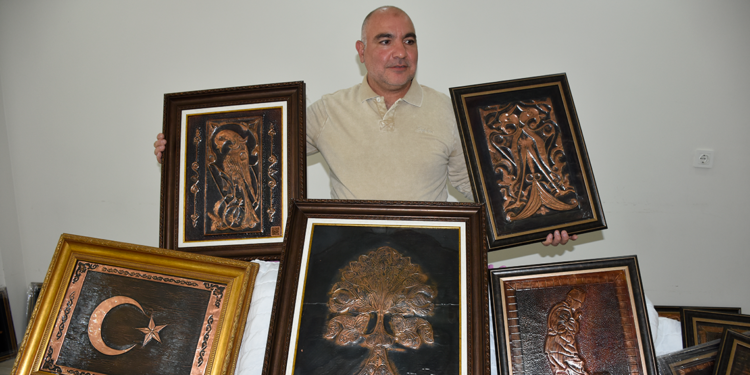 Evinde yaptığı padişah tuğralarını sergilemek istiyor