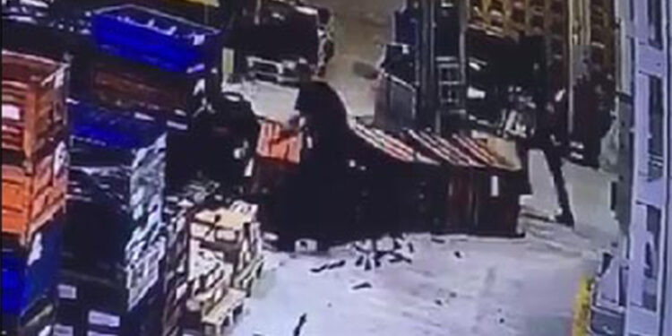 Fabrikada üzerine kasa devrilen işçi yaralandı