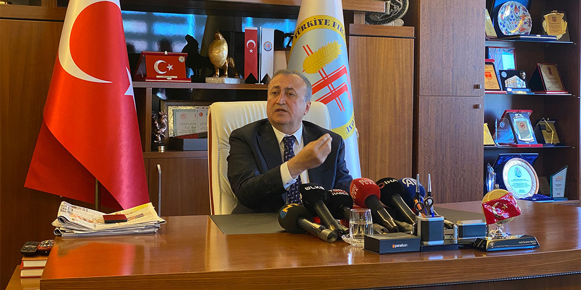 Türkiye Fırıncılar Federasyonu Başkanı Halil İbrahim Balcı, son 1 aydır un fiyatının yüzde 30 artarak 630 lira bandından yaklaşık 800 bandında çıktığını belirterek, "Bu artışlar, ekmek fiyatında yükselmeyi kaçınılmaz kılmaktadır" dedi.