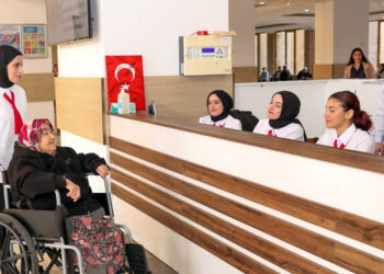 Fakülte hastanesinde 63 öğrenci, hastalara refakatçi oldu