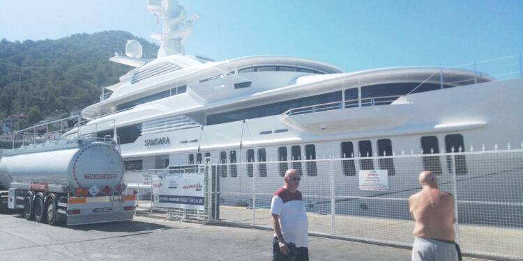 Fethiye'ye yanaşan J.K. Rowling’e ait 'Samsara', 170 ton yakıt aldı