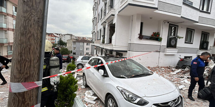 Gebze'de apartmanda doğal gaz kaynaklı patlama; 7 yaralı