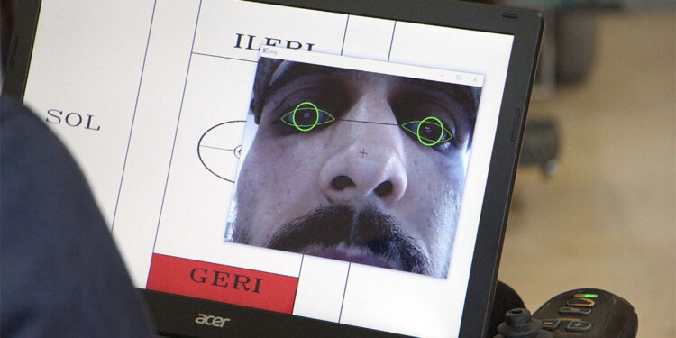 Göz bebeğiyle kontrol edilebilen elektrikli sandalye ürettiler