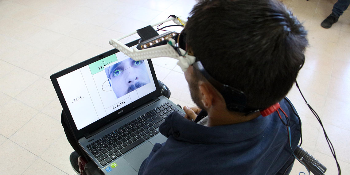 Trakya Üniversitesi'nde lisans ve yüksek lisans eğitimi gören 3 öğrenciden oluşan TEKNO- TRAKYA takımı, 1,5 yıllık çalışmayla geliştirdikleri projeyle, göz bebeğiyle kontrol edilebilen elektrikli sandalye üretti.