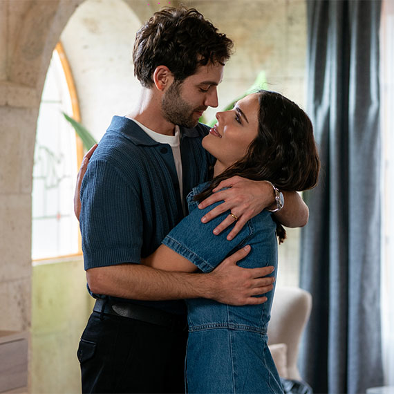 Deniz ve Arhan’ın imkânsız aşkını konu alan Güzel Aşklar Diyarı'nın yeni bölümü yayınlandı. Ünzile’nin Deniz’in annesi olduğunun ortaya çıkması izleyicileri şoke ederken; Hakimcan’ın Gönül’e babası Cihangir ve Hanzade’nin birlikte olduğunu itiraf etmesi büyük şaşkınlık yarattı.