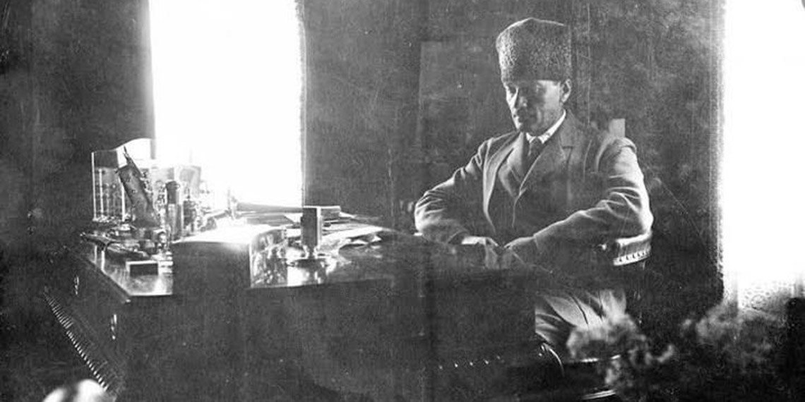 'Gariban Atatürkçüler' yazımın birincisini, bir yıl önce kaleme almıştım. Yine bazı konuların üzerinden geçmenin gerektiği konusunda düşünceye sahibim.