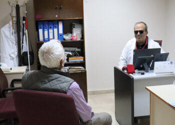Görme engelli Psikolog Nuri Acinikli, hastalarına şifa oluyor