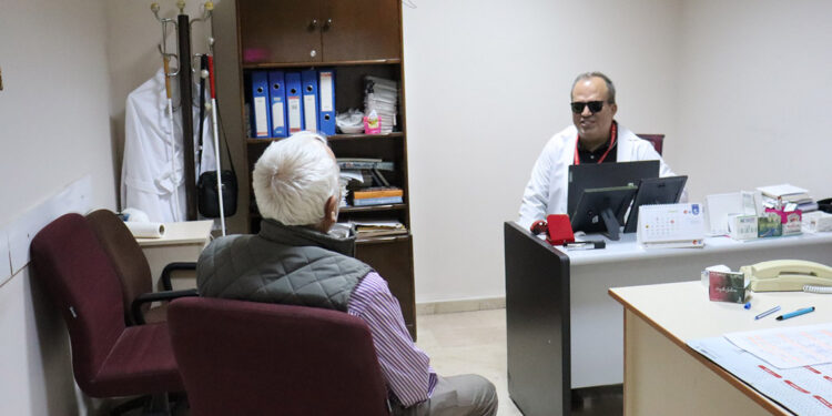 Görme engelli Psikolog Nuri Acinikli, hastalarına şifa oluyor