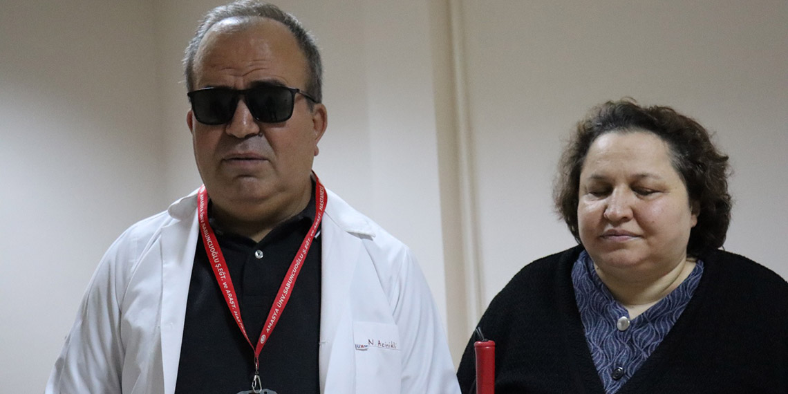 Görme engelli Psikolog Nuri Acinikli, hastalarına şifa oluyor