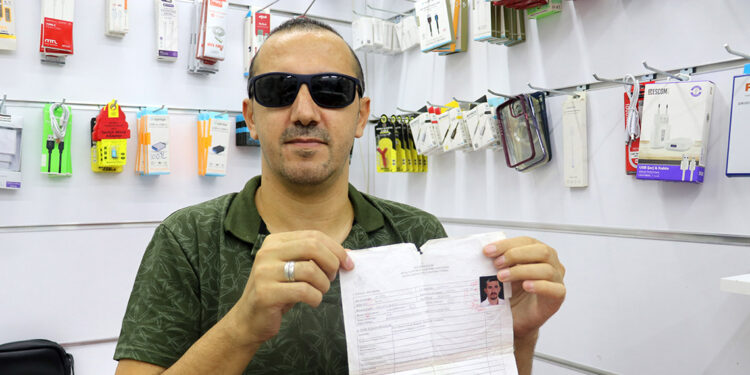 Görme engelli telefon tamircisi