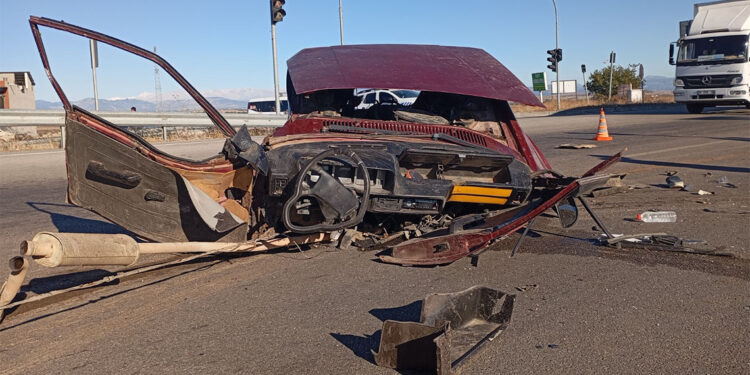 Hafif ticari araçla çarpışan otomobil ikiye bölündü