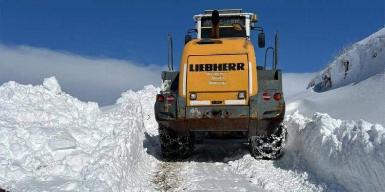Hakkari'de üs bölgesi yolunda kar kalınlığı 1 metreye ulaştı