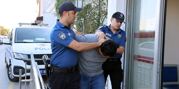 Hastanede çocuğa yetişkin filmi izlettirdi