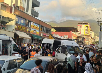 Freni arızalanan kepçe 7 araca çarptı