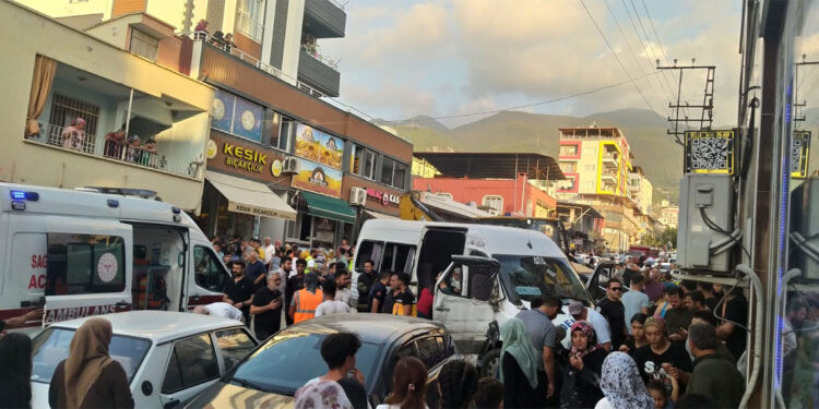 Freni arızalanan kepçe 7 araca çarptı