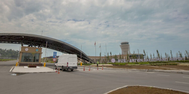 Rize- Artvin Havalimanı'nda piste yıldırım düştü