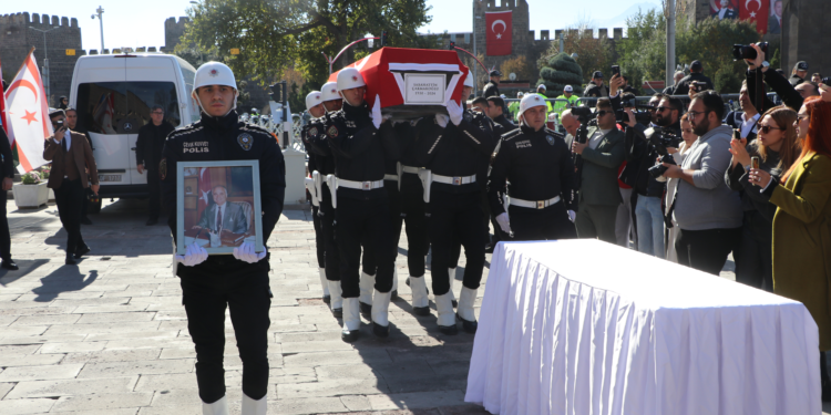 Hayatını kaybeden eski Milli Savunma Bakanı için tören