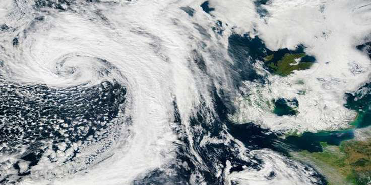 Hindistan'da tropik fırtına alarmı: 300 bin kişi tahliye edildi