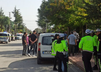 Sinir krizi geçirdi; eve gelen polis memurunu bıçakladı