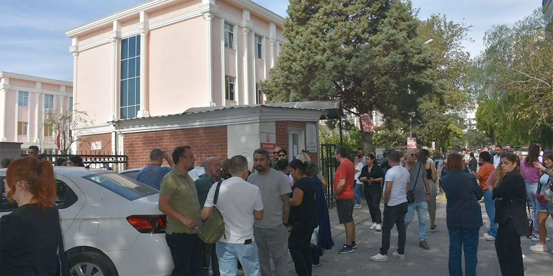 İzmir bayraklı'da bulunan ilkokuldaki cinsel taciz iddiasında temizlik görevlisi d. T. (18) tekrar gözaltına alındı.