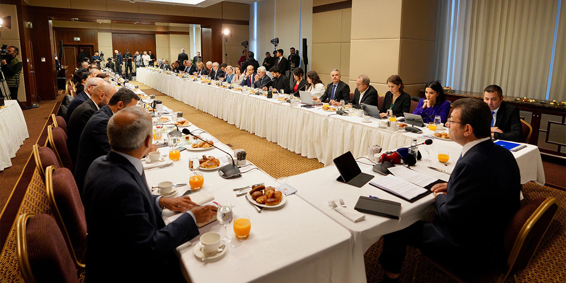 İstanbul Büyükşehir Belediye Başkanı Ekrem İmamoğlu, "Türkler ve Kürtler ve diğer etnik kökenler bu milletin ayrılmaz bir parçasıdır. Benim azınlık diye bir vatandaşım olamaz. Benim vatandaşım asil; ne demek azınlık? Böyle bir tarifi reddediyorum" dedi.