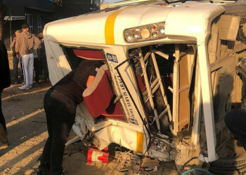 İşçi minibüsüyle tanker çarpıştı: 12 yaralı