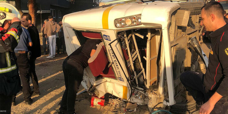 İşçi minibüsüyle tanker çarpıştı: 12 yaralı