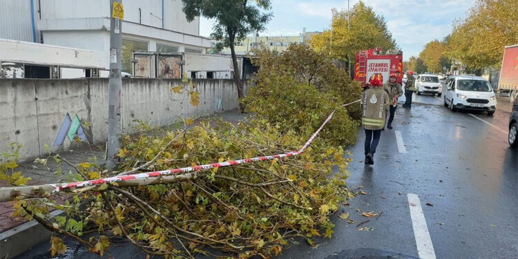 Avcılar’da fırtına nedeniyle evin çatısı uçtu