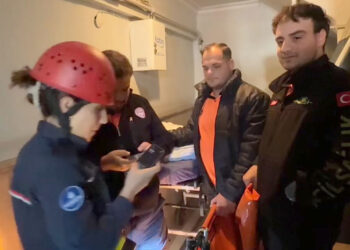 Avcılar'da özel sağlık ekibi, asansörde mahsur kaldı