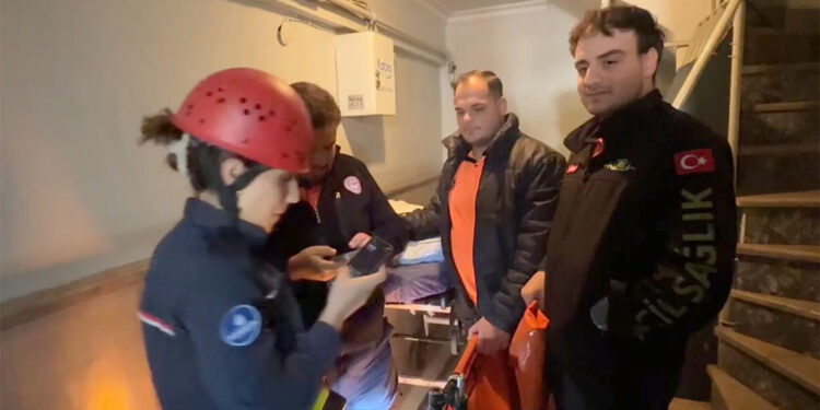 Avcılar'da özel sağlık ekibi, asansörde mahsur kaldı