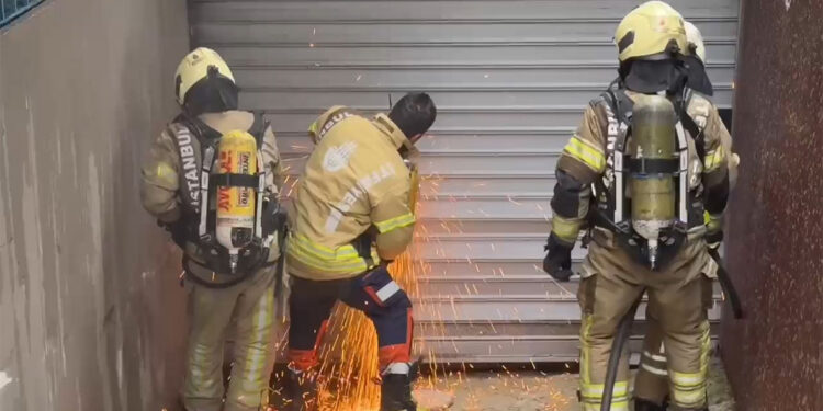 Avcılar'da oto yedek parça deposunda yangın
